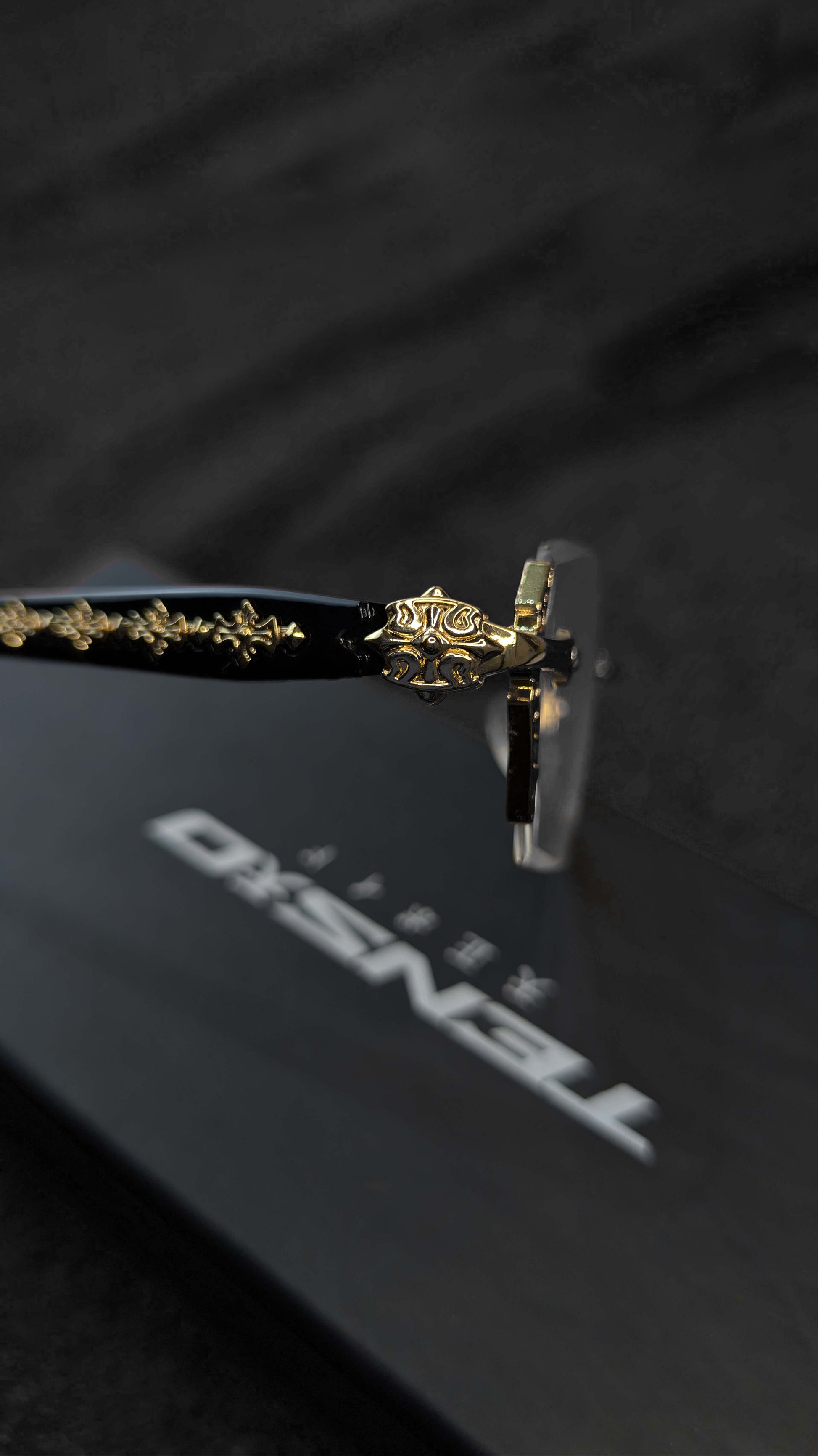 SYLUS - The Golden Rimless Glasses